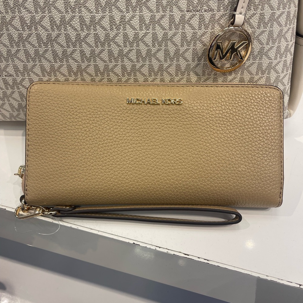 MICHAEL KORS JST Lg Pebbled Leather Continental Wristlet Wallet Phone Hold
Camel - Picture 16 of 16